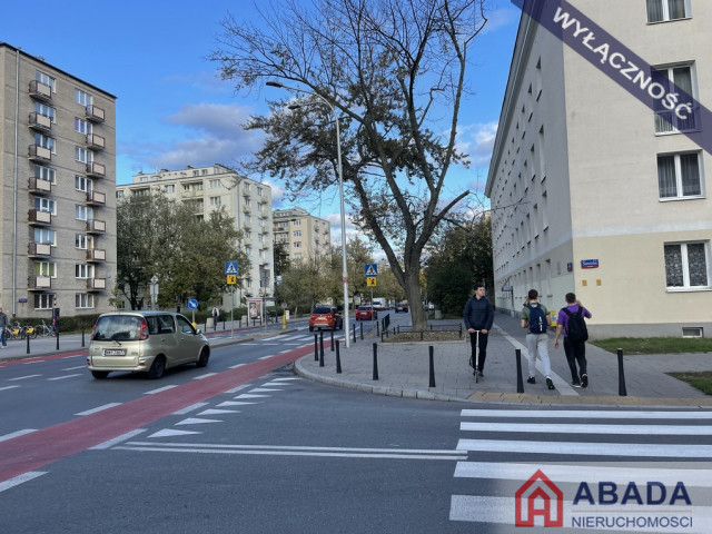 Wysoki lokal duże witryny klima parkingi